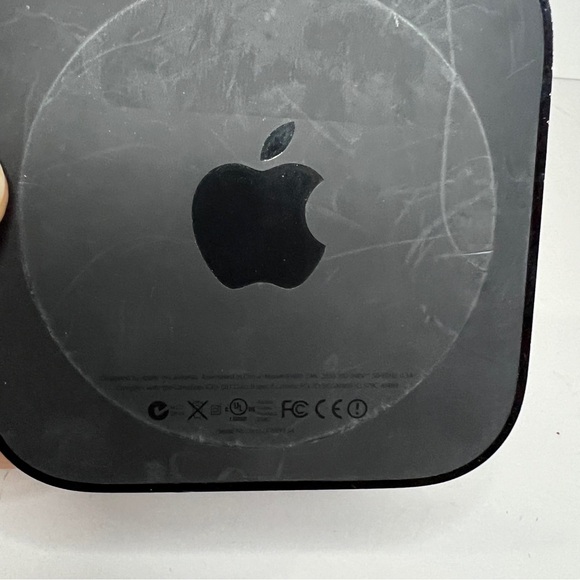 Apple TV 3rd Generation Model A1469 includes remote, power cable and HDMI cable. - Picture 3 of 8